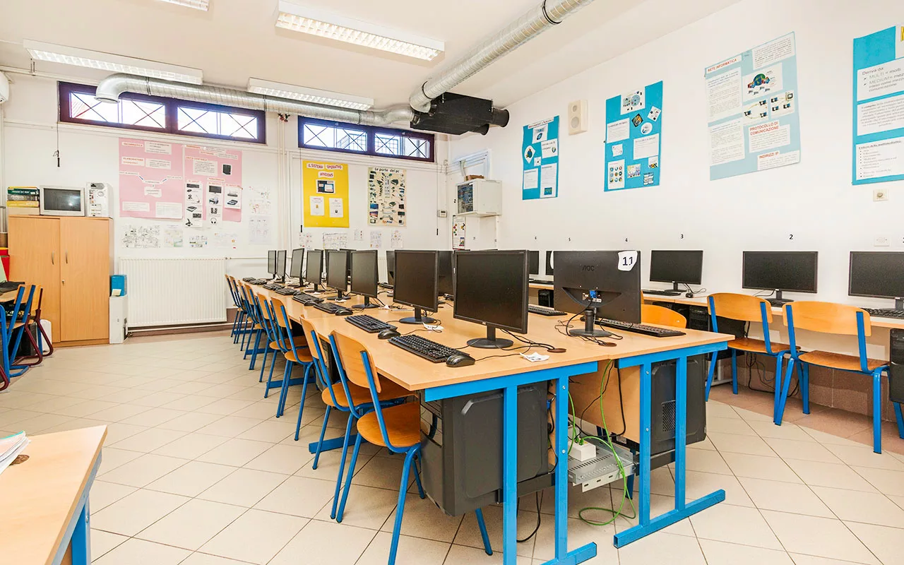Scuola-Giuseppina-Martinuzzi-aula-informatica